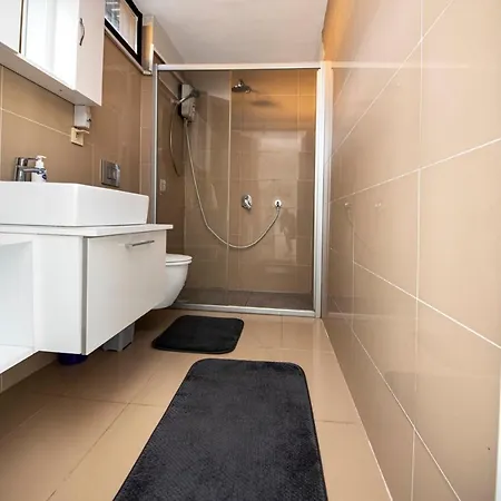 Secluded And Comfortable With Shared Pool And Gym In Villa *